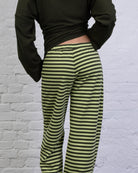 Elastische Hose mit Streifen