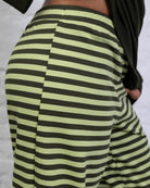 Elastische Hose mit Streifen