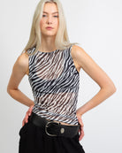 Mesh Top mit U-Boot Ausschnitt und Zebraprint