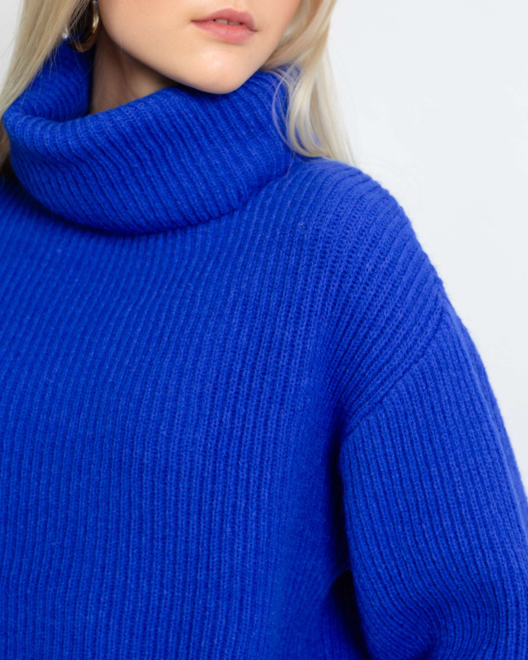 Gecroppter Rollkragenpullover brokeundschoen