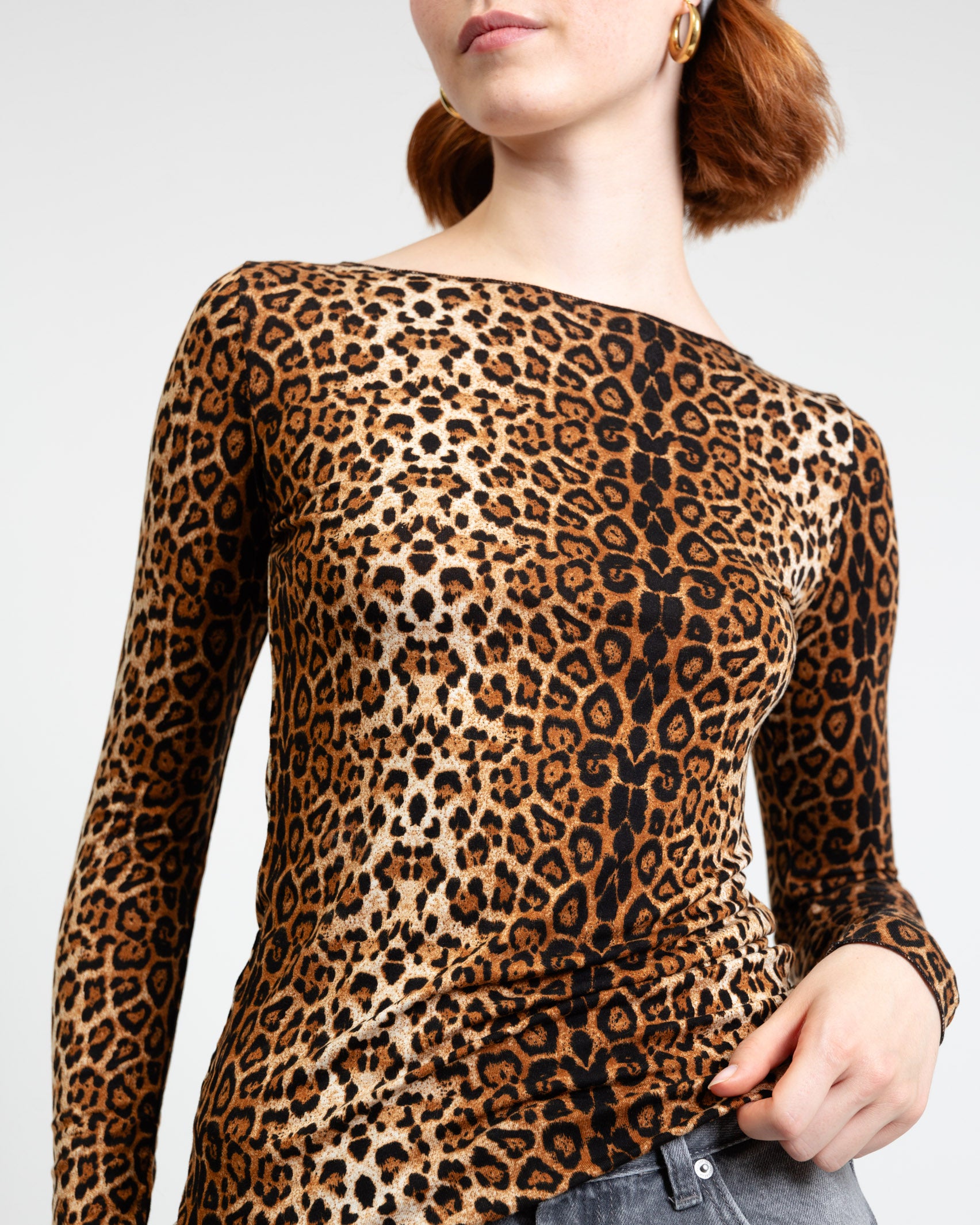 Langarmshirt mit U-Boot-Ausschnitt und Leoprint