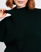 Gerippter Pullover mit Stehkragen