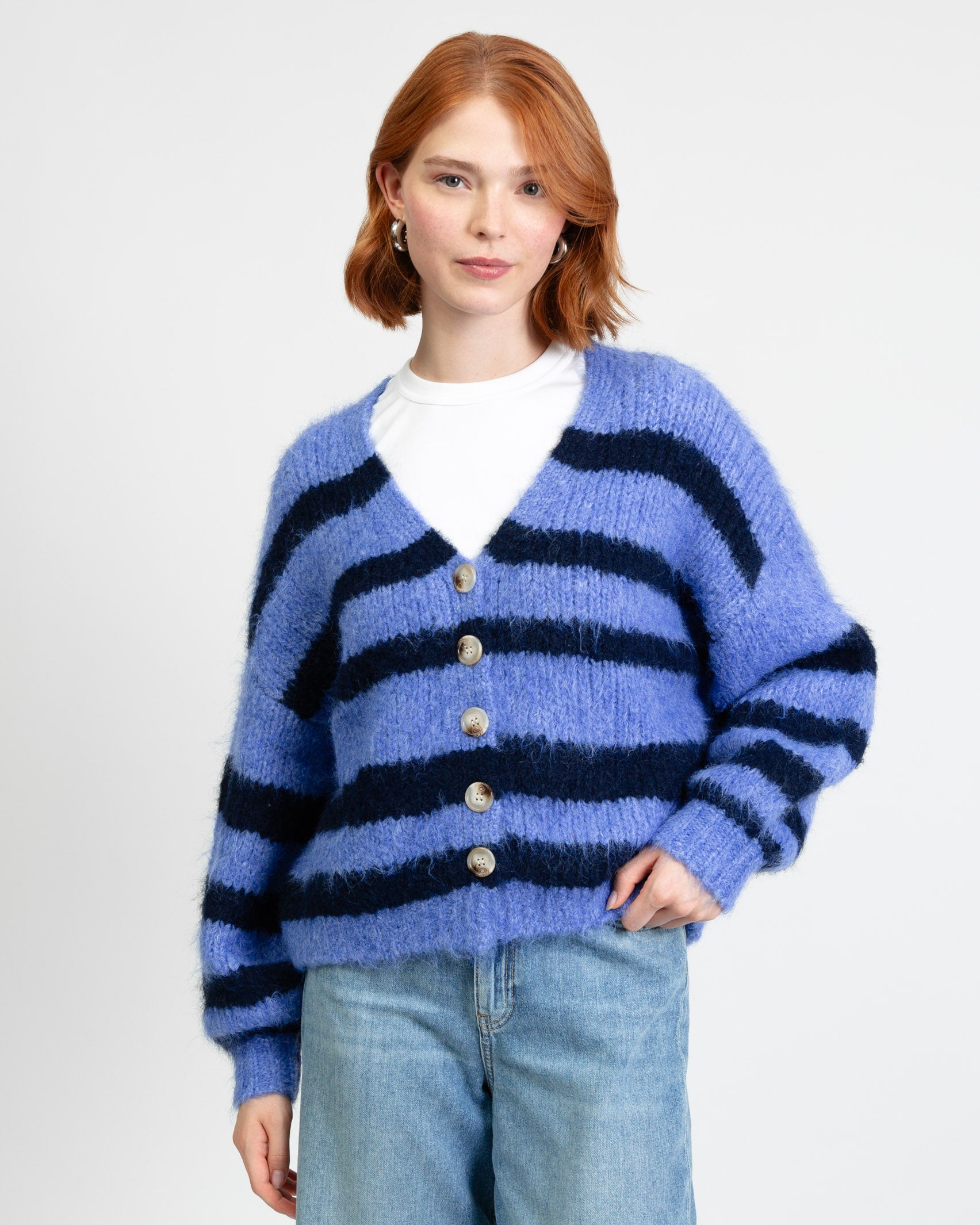 Gestreifte, lockere Strickjacke