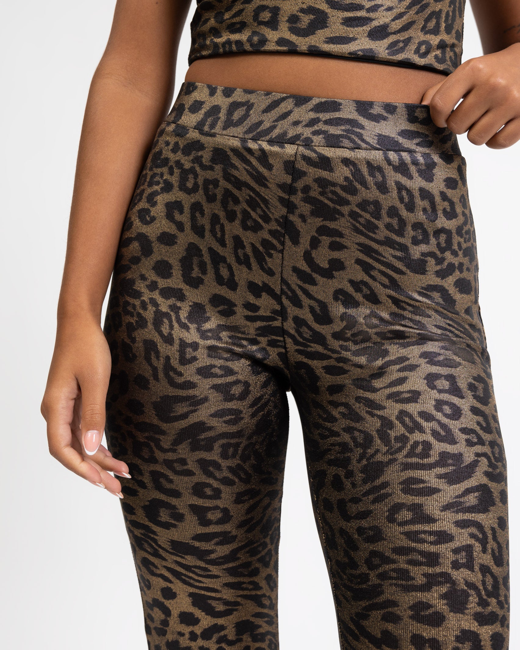 Schimmernde Hose mit Schlag und Leoprint