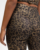 Schimmernde Hose mit Schlag und Leoprint