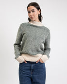 Gestreifter Pullover mit abgesetzten Farben