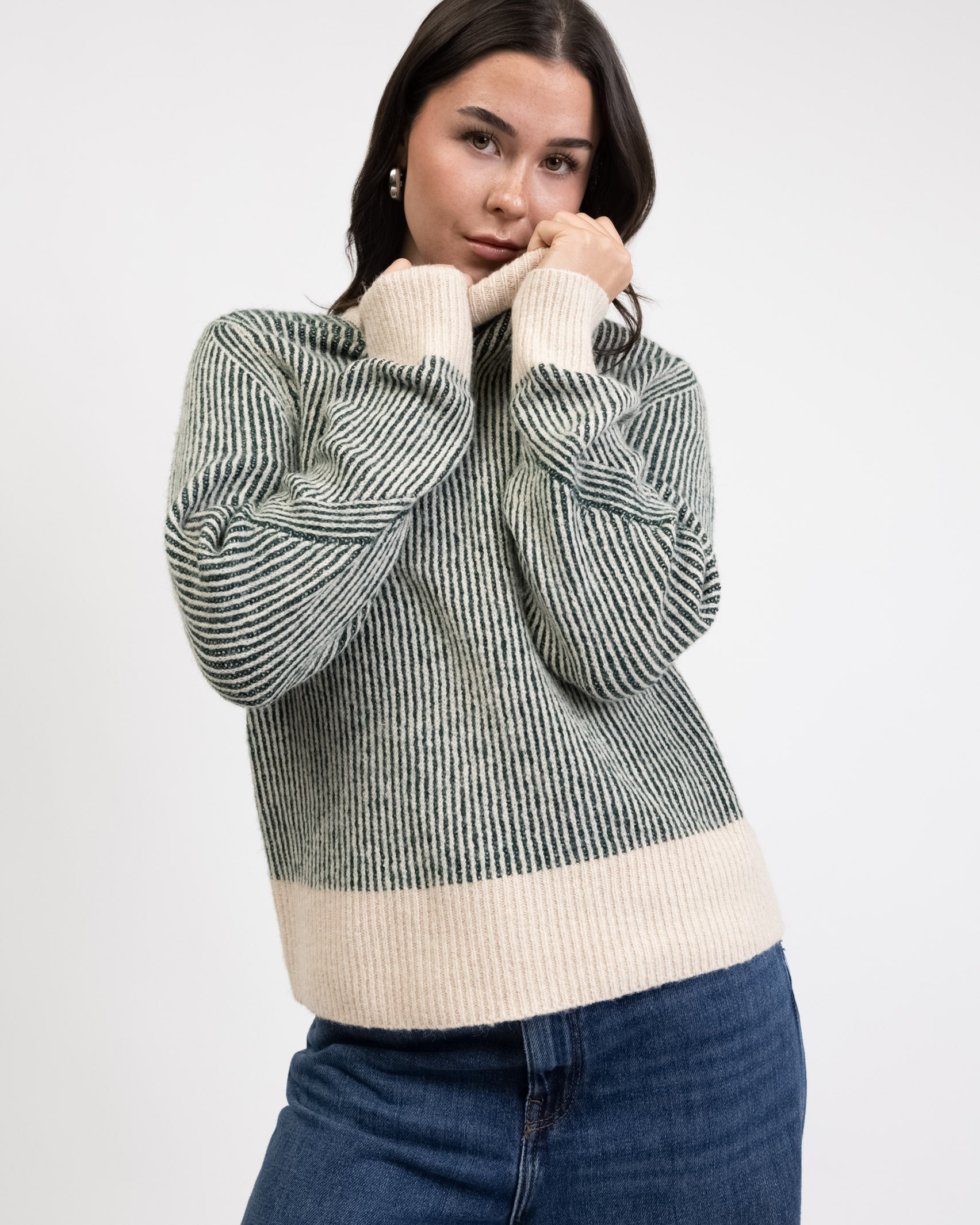 Gestreifter Pullover mit abgesetzten Farben