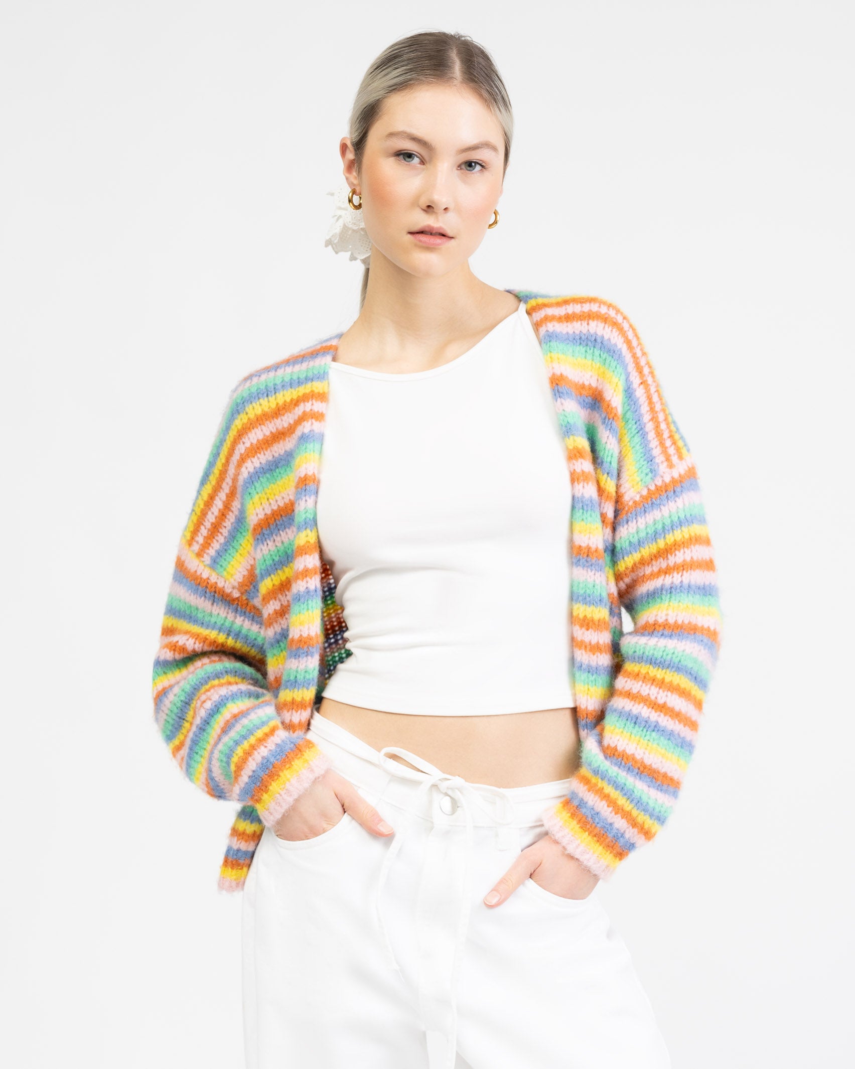 Strickjacke in Regenbogenfarben