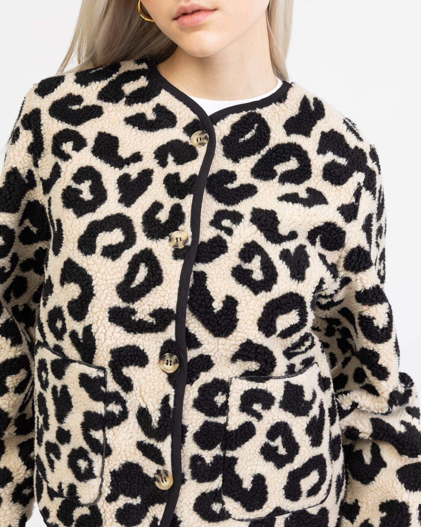 Teddyjacke mit Leoprint