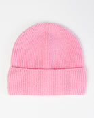 Weiche Strickmütze liegend