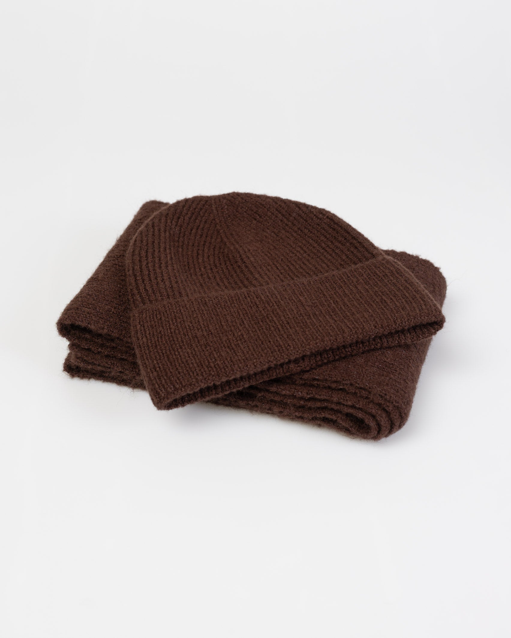 Weiche Strickmütze liegend