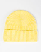 Weiche Strickmütze liegend