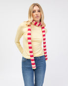 Gestreifter Schal mit hellen Farben von vorne