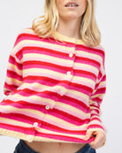 Gestreifte Strickjacke mit Rundhalsausschnitt in Detailansicht