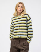 Gestreifte Strickjacke mit Rundhalsausschnitt und Knopfleiste