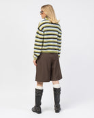 Gestreifte Strickjacke mit Rundhalsausschnitt von hinten