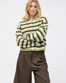 Gestreifte Strickjacke mit Rundhalsausschnitt von vorne