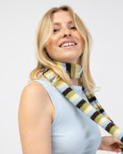 Dünner Schal gestreift kombiniert mit hellblauen Top