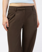 Klassische Anzughose mit geradem Bein im Detail