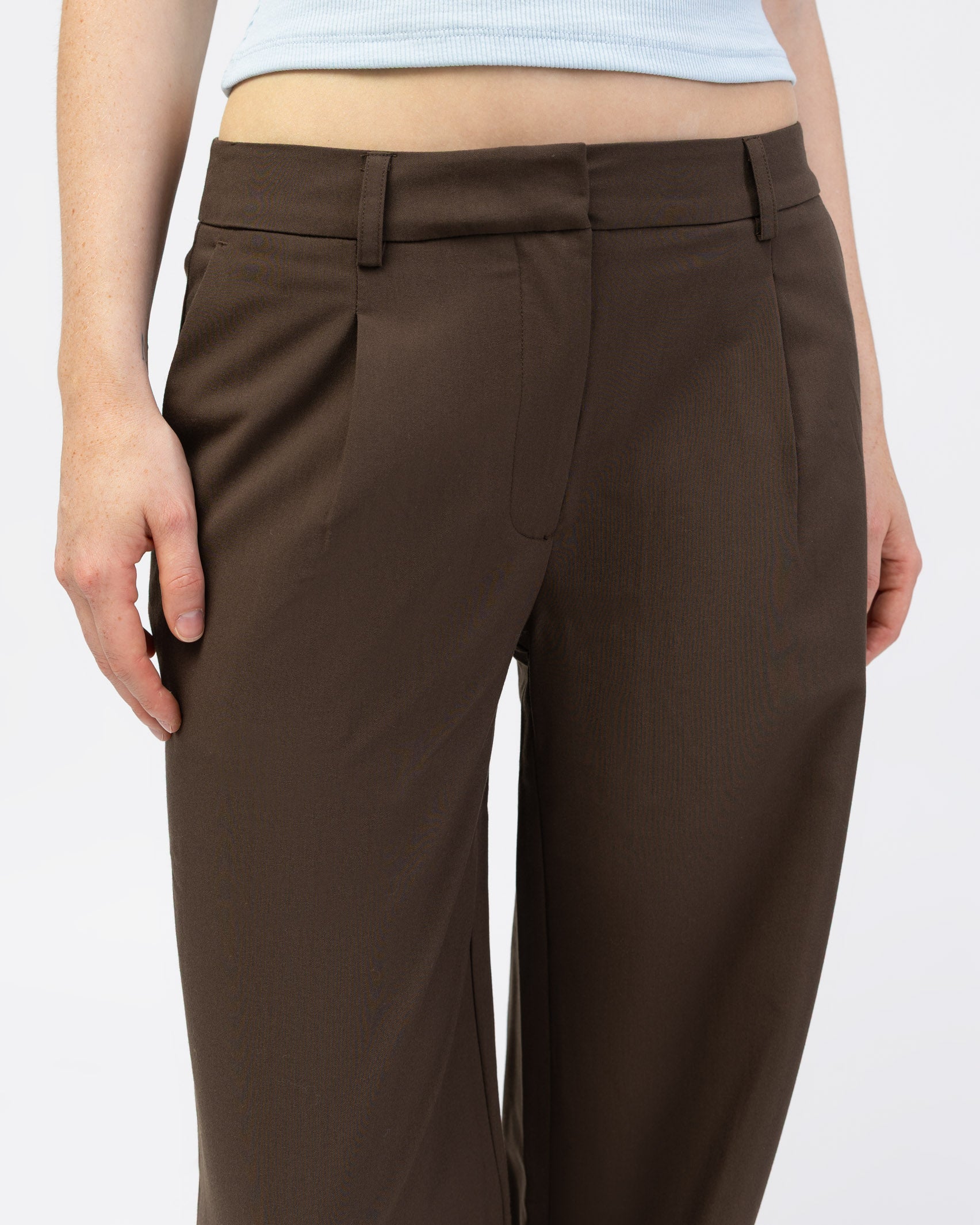 Klassische Anzughose mit geradem Bein im Detail