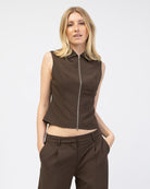 Kurzarmbluse mit Reißverschluss und Kragen in braun