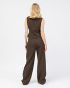 Kurzarmbluse mit Reißverschluss in Kombination mit passender Anzugshose von hinten