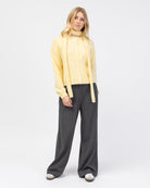 Strickjacke mit Rundhalsausschnitt kombiniert mit lockerer Hose und passendem Schal