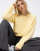 Strickjacke mit Rundhalsausschnitt sitzend