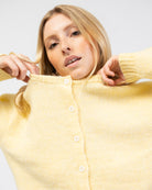 Strickjacke mit Rundhalsausschnitt im Detail