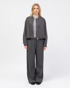 Leichte Bomberjacke kombiniert mit Anzugshose