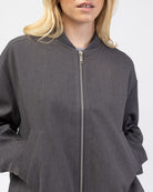 Leichte Bomberjacke im Detail