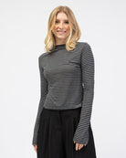 Gestreiftes Langarmshirt mit Rundhalsauschnitt von vorne