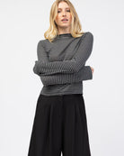 Gestreiftes Langarmshirt mit Rundhalsauschnitt von vorne