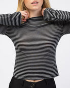 Gestreiftes Langarmshirt mit Rundhalsauschnitt im Detail