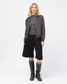 Dünne Bomberjacke mit Stehkragen kombiniert mit Short und Booots