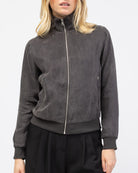 Dünne Bomberjacke mit Stehkragen im Detail