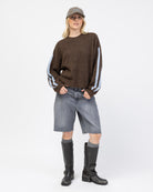 Strickpullover mit Streifendetails in Kombination mit Shorts und Boots