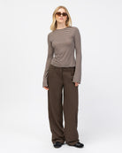 Gestreiftes Langarmshirt von vorne mit brauner Hose kombiniert