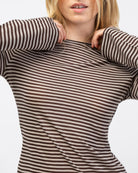 Gestreiftes Langarmshirt als Detailaufnahme