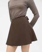 Wickelrock aus Viskose mit Bindedetail in Detailansicht von vorne