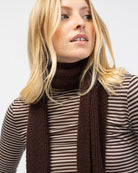 Langer weicher Schal kombiniert mit gestreiftem Oberteil