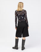 Langarm Mesh Shirt mit hellen Muster on hinten