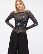 Langarm Mesh Shirt mit hellen Muster von vorne