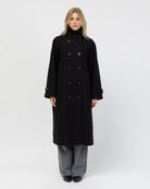 Langer Mantel mit hohem Kragen von vorne geschlossen