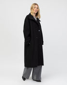 Langer Mantel mit hohem Kragen von der Seite