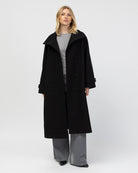 Langer Mantel mit hohem Kragen von vorne mit offener Knopfleiste