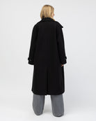 Langer Mantel mit hohem Kragen von hinten