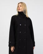 Langer Mantel mit hohem Kragen von vorne