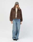 Weiche Jacke mit Reißverschluss kombiniert mit Jeans