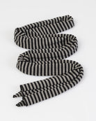 Leichter Schal mit Streifen im Detail